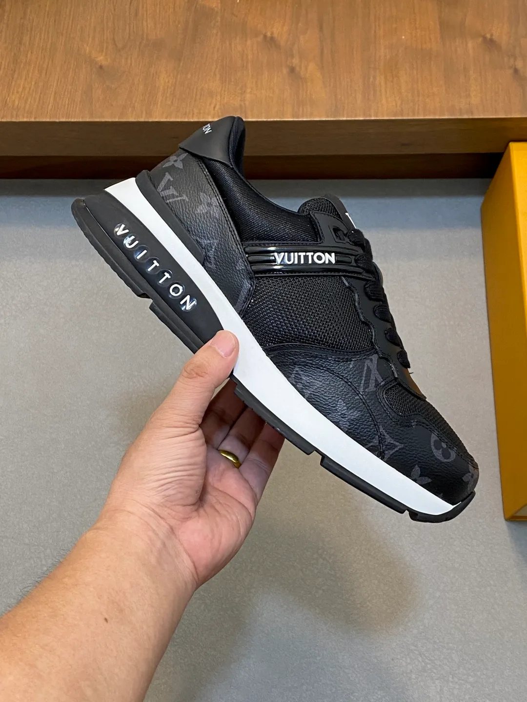 💰800 Lujia new color matching men's 🧍‍♂️trainer sneakers, this LV Trainer sneaker is made of soft grained calfskin and presents pure tones. The brand was born in 1854. The designer's handwritten brand logo is embellished on one side. Virgil Abloh designed it himself. It is a very commemorative sneaker. Brand new LV Louis Vuitton louis vuitton trainer sneaker low casual sports culture versatile basketball shoes Size: 39-44 (38, 45, 46 customized)
